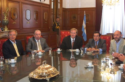 Marín -gerenciador de Racing- entonces, Julio Grondona, Miguel Ángel Toma y el presidente Ramón Puerta, en la Casa Rosada: fútbol y política en días dolorosos y agitados