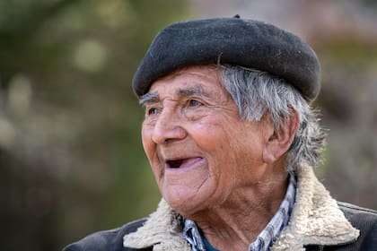 Marín sonrie cuando recibe visitas. La mayor parte del tiempo está solo, del otro lado del lago con temperaturas de hasta 10 grados bajo cero