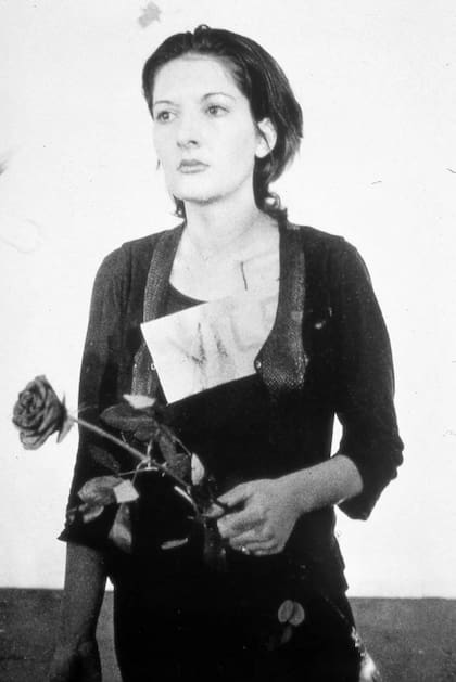 Marina Abramović interpretando su pieza Rhythm 0 en 1974