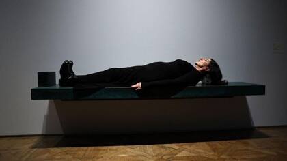 Marina Abramovic posa sobre una de sus obras de arte, titulada "Dragón Verde" durante una sesión fotográfica en la Royal Academy of Arts (RA)
