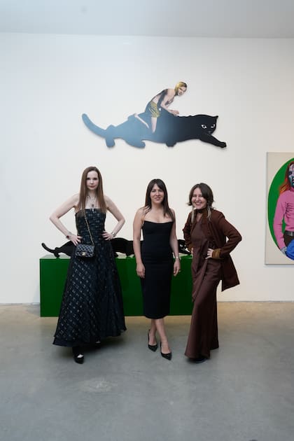 Marina Achával Duhau, Carminne Dodero y Clara Bunge, frente a la obra de Edgardo Jiménez