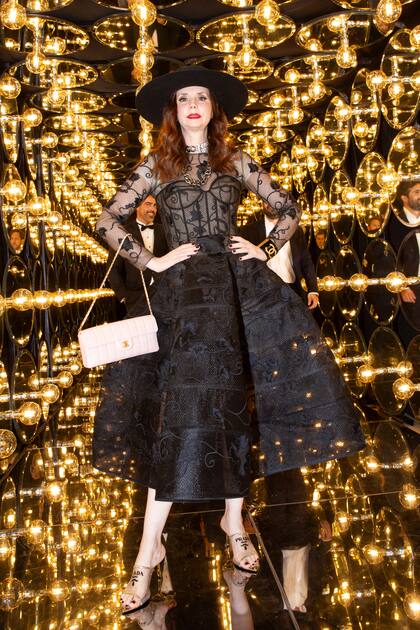 Marina Achával Duhau impactó con un vestido Dior "recién comprado en París", y lo complementó con cartera Chanel, zapatos "de cristal" de Prada y fascinator Acheval Pampa.