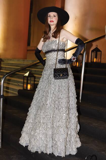 Marina Achával impactó con un Óscar de la Renta. Lo acompañó con sombrero de ala ancha y guantes largos coordinados con su cartera Chanel.