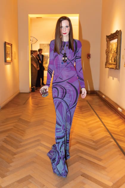 Marina Achával impactó con un vestido Pucci que accesorizó con clutch con forma de chanchito de Judith Leiber y collar de Lanvin.