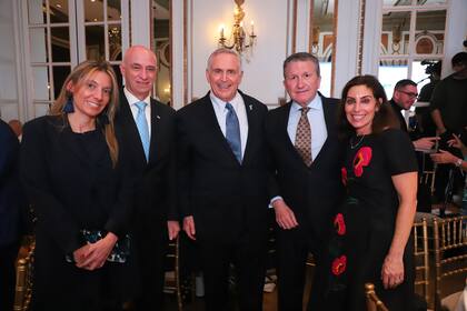 Marina Balbiani y Daniel De Nigris, CEO de ExxonMobil Argentina, el embajador Marc Stanley, su mujer Wendy y representantes de Alfa  