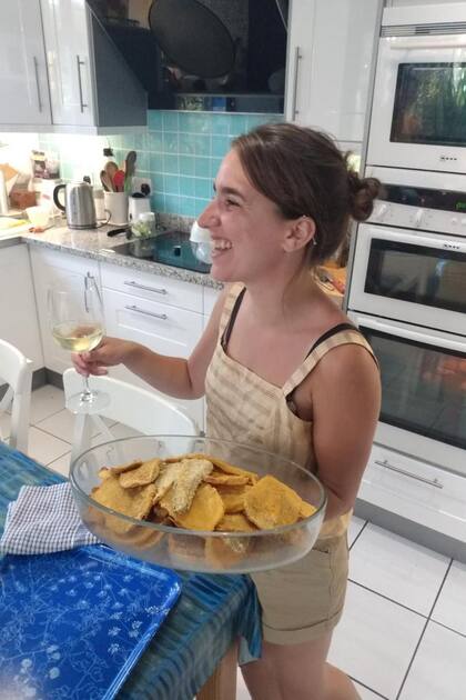 Marina Biedma hace milanesas en París: el pan rallado era un ingrediente que no podía faltar en esos primeros tiempos