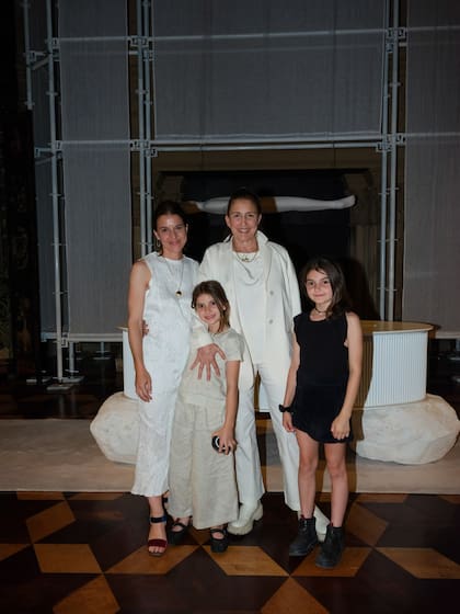 Marina Bissone, Laura Orcoyen y Sur y Aura, sus dos nietas