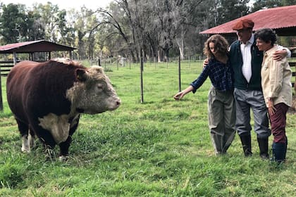 Marina Born con su marido Roberto Engels, su hija menor y Batacazo, el toro de la cabaña