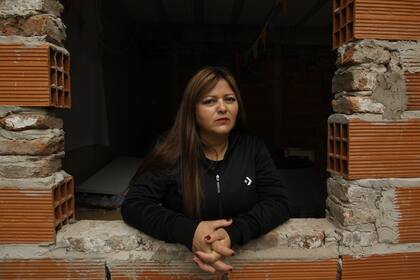 Marina Candia, en la obra de su casa, en Villa Centenario, Lomas de Zamora