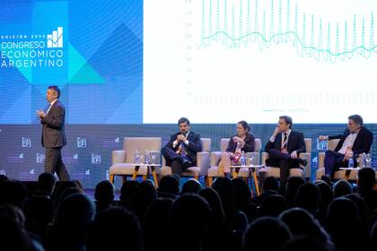 Marina Dal Poggetto (EcoGo), Fernando Marengo (Black Toro), Martín Rapetti (Equilibra) y Daniel Artana (FIEL) analizaron los primeros seis meses del gobierno de Javier Milei en el congreso económico Expo EFI, moderados por José Del Rio.