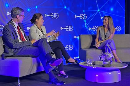 Marina Dal Poggetto y Agustín Etchebarne, entrevistados por la periodista Florencia Donovan