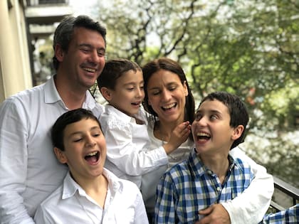 Marina Gotelli con sus tres hijos y su marido