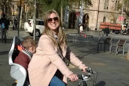 Marina, junto a su hijo, hace unos años.