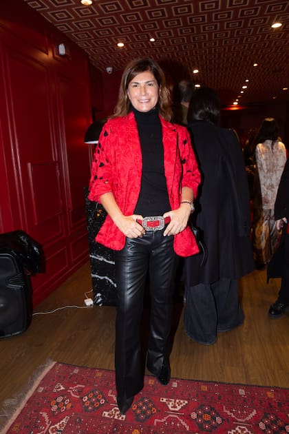 Marina Lafuente, diseñadora de moda, también apostó al pantalón de cuero. Dio el toque rojo en un saco bordado y el cinturón.