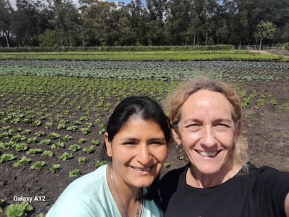 Marina Lambertini con una productora hortícola en Mar del Plata