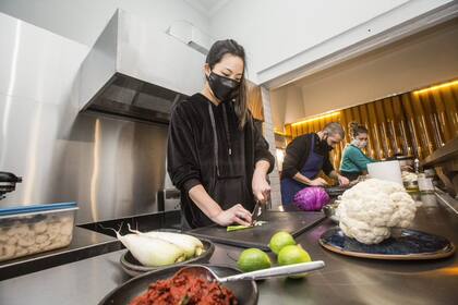 Marina Lis Ra, cocinera y dueña del flamante Na Num, que funciona exclusivamente con delivery y take away