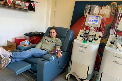 Marina Mariño durante la donación de plasma