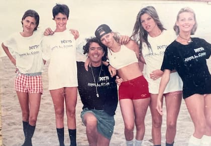 Marina Marré, Luciana García Pena, Pancho Dotto, Moira Gough, Natalia Forchino y Catalina Rautenberg, en Dotto Beach