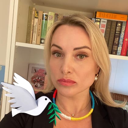 Marina Ovsyannikova publicó una foto con un collar con los colores de las banderas rusa y ucraniana