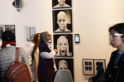 Marina Pellegrini, codirectora de la galería que acompaña a la feria desde sus comienzos, en el stand de Carmen Araujo,