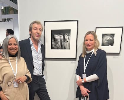 Marina Pellegrini, Yamil Le Parc y Lauren Bate con fotografías de Julio Le Parc en París Photo