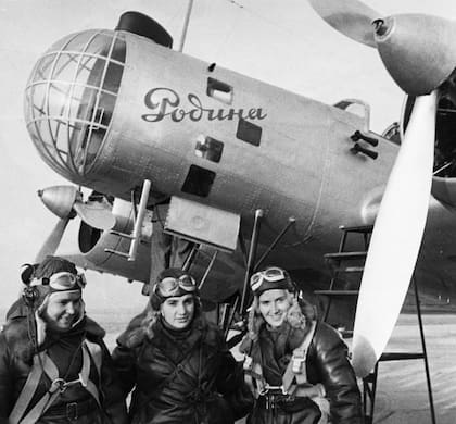 Marina Roksova (derecha), junto a Polina Osipenko (izquierda) y Valentina Grizodubova batieron el récord mundial femenino de vuelo sin escalas en 1938 con el Tupolev ANT-37bis "Rodina" (Patria), con el que viajaron 6.000 kilómetros.