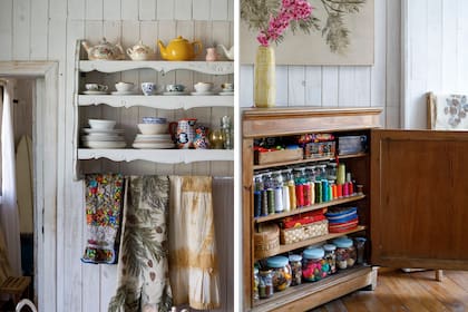 Marina se especializó en arte textil y, en los últimos años, se abocó a la técnica de impresión botánica, que combina con el bordado a mano en tapices y textiles. Esquinero comprado en un anticuario.