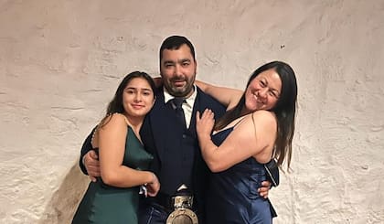 Marina, su esposa y Sofía Laura, su hija pequeña apostaron junto a Martín.