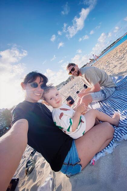 Marina, su marido,
Gonzalo Zimmermann, y Fermín,
que cambió su outfit para hacer
picnic en la playa.