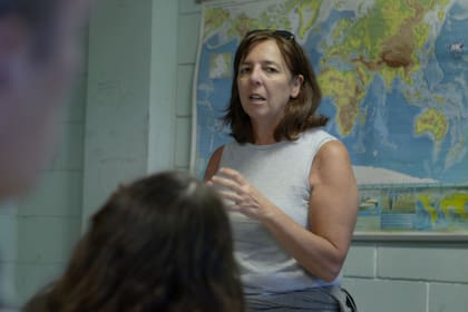 Marina Volpi, precursora de Probemos hablando, coordina una charla con los internos