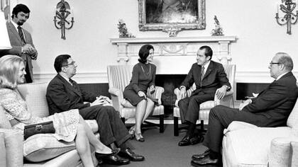 Marina von Neumann Whitman reunida con el expresidente Richard Nixon, Barbara Franklin, Herbert Stein y George Shultz en la Oficina Oval de la Casa Blanca en 1972
