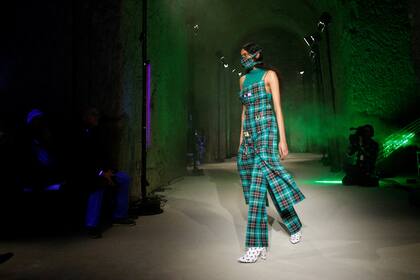 Superposición de piezas y escocés, por Marine Serre.