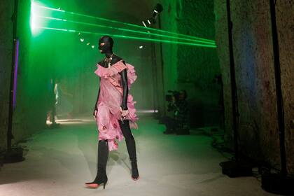 Lívido vestido floral sobre traje negro que cubre la totalidad del cuerpo, por Marine Serre