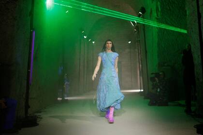 Vestido con retazos floreados y liso + hilos plateados, por Marine Serre.