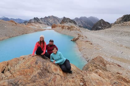 Marine, junto a algunas de sus amigas, en el fin del mundo.
