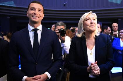 Marine Le Pen junto a Jordan Bardella, de Reunión Nacional