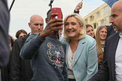 Marine Le Pen posa para una selfie con un seguidor en la ciudad costera de Berck