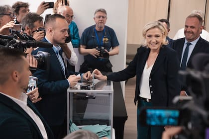 Marine Le Pen vota en las elecciones legislativas 
