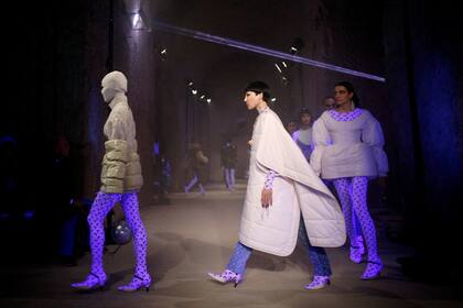 Marine Serre, una de las etiquetas que está catalizando la vanguardia, exploró volúmenes y morfologías futuristas