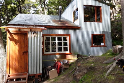 Marine vive junto a su pareja y su hija en el bosque.