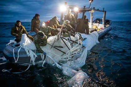 Marineros de la Armada recuperan los restos del globo chino frente a la costa de Carolina del Sur después de que la nave fuera derribada sobre el Océano Atlántico.