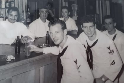 Marineros ingleses en la barra del bar