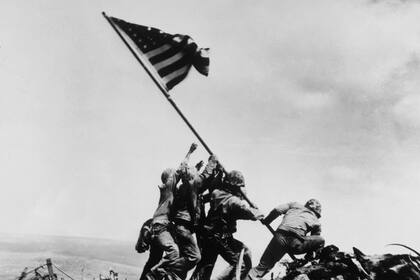 Los marines Ira Hayes, Franklin Sousley, Michael Strank, Harold Keller, Harold Schultz y Harlon Block alzan la bandera estadounidense en la batalla de Iwo Jima.