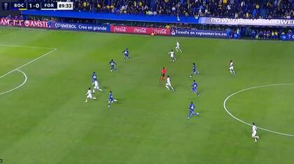 Marinho aguantó la pelota y se apronta para meter un centro preciso al corazón del área de Boca. Incluso, podía haber abierto la acción para el desborde de su compañero por derecha. Saralegui es el único que sigue corriendo a Andrade