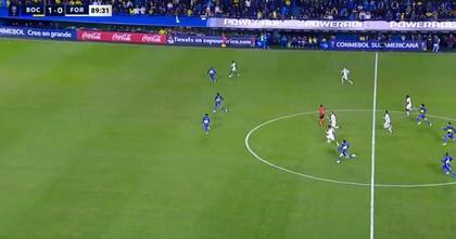 Marinho recibe y encara a Blanco; por el medio cierran Ezequiel Fernández y Milton Delgado. Moisés y Andrade comienzan a sacarle ventaja en la carrera a Saralegui. Advíncula ya quedó demasiado atrás en el retroceso