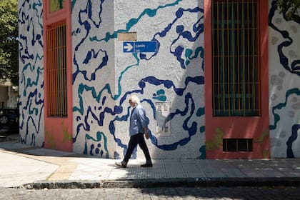 Marino en una de las fachadas de su emblemático Pasaje Lanin.