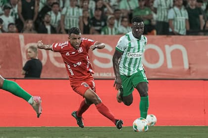 Marino Hinestroza, extremo de Nacional, de Colombia, es el futbolista que más cerca está de llegar a Boca; la última oferta desde Argentina es de 6.000.000 de dólares más bonos.