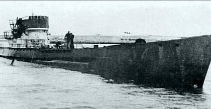 Marinos argentinos inspeccionan la cubierta del U-530