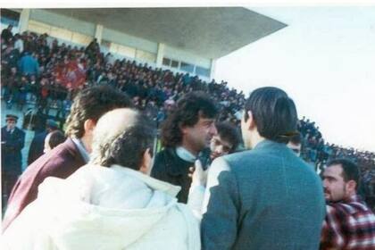 Mario Alberto Kempes dirigió un club de fútbol de Albania, pero solo duró 3 partidos por el Levantamiento de la lotería