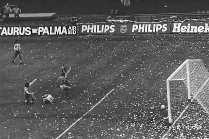 Mario Alberto Kempes en imagenes de archivo de la final de la copa del mundo Argentina 1978 frente a Holanda.